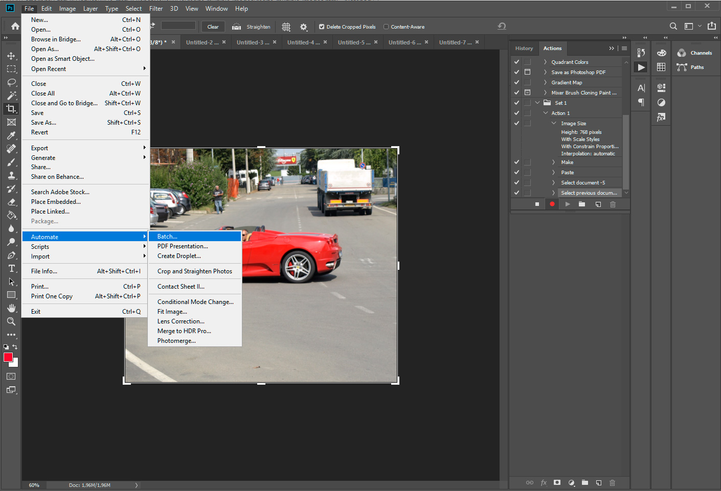 Cắt ảnh trong adobe photoshop.